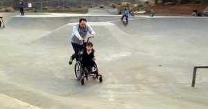 Este papá hace patinar a su hijo lisiado