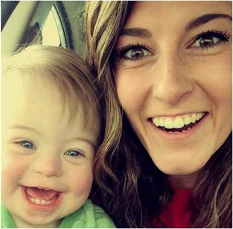 Con 2 años y síndrome de Down recita el abecedario