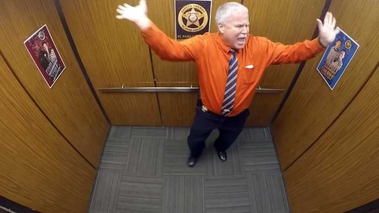 Sheriff se retira con una fiesta en el ascensor