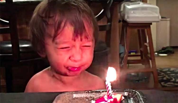 Pequeño intenta de todo para apagar las velitas