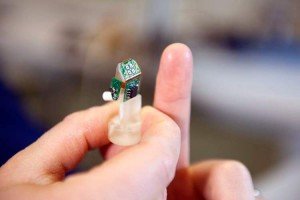 Inventan un dedo biónico que permite sentir