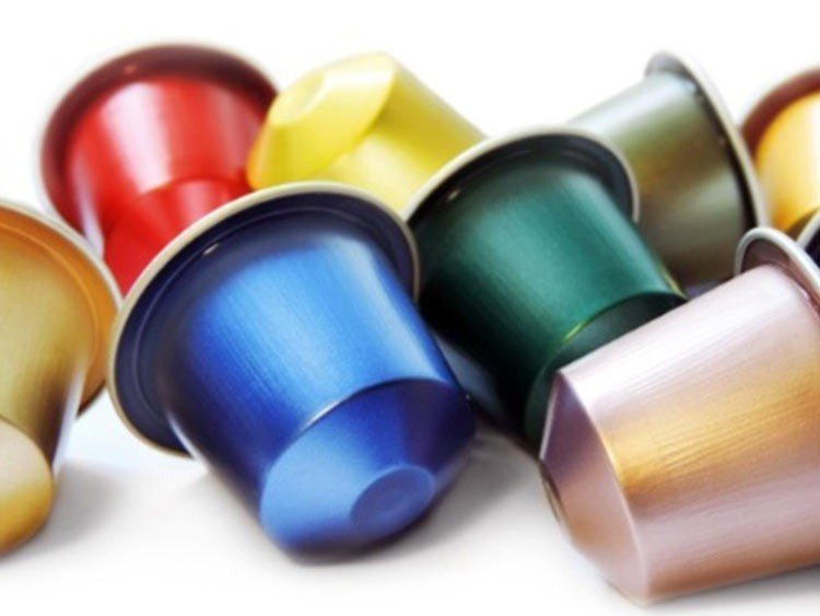 Alemania, destierra vasos de café y agua mineral