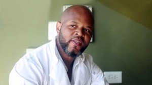 Gana Reality Show y usa el dinero para indigentes