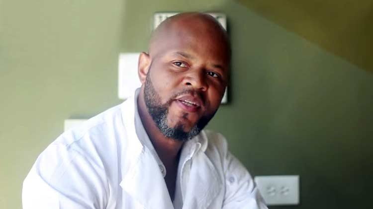 Gana Reality Show y usa el dinero para indigentes