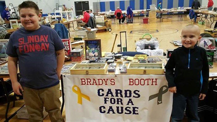 Niño vende figuritas para ayudar al amigo con cáncer