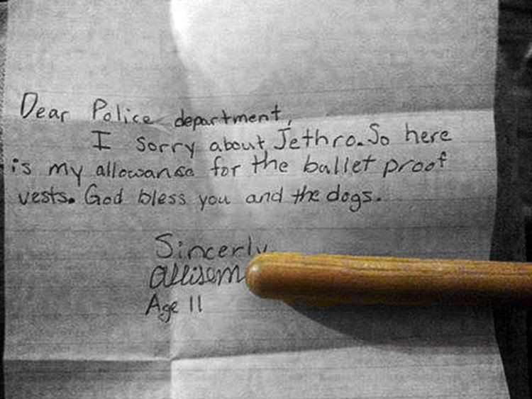 Niña dona para chalecos antibalas para perros