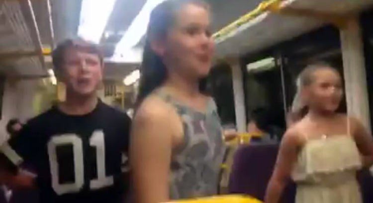 Pasajeros de un tren son sorprendidos por un Flasmob