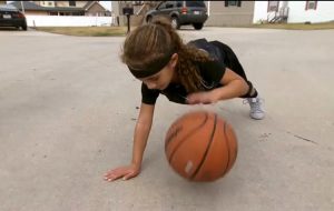 Pequeñita del baloncesto juega como profesional