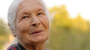 ¿Quiere vivir más? ¡Piense positivamente!