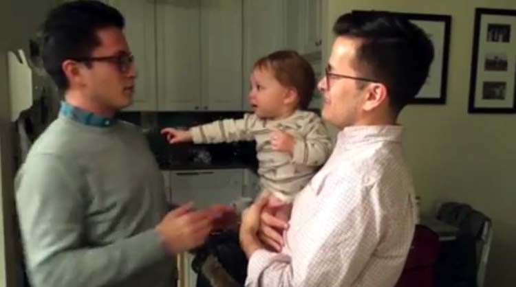 Gemelos casados con gemelos, bebé confundido