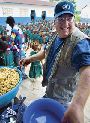 Hijo de Warren Buffett ayuda a alimentar al mundo