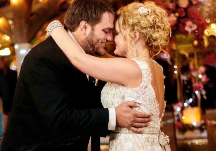 Implante espinal permite a novio bailar en su boda