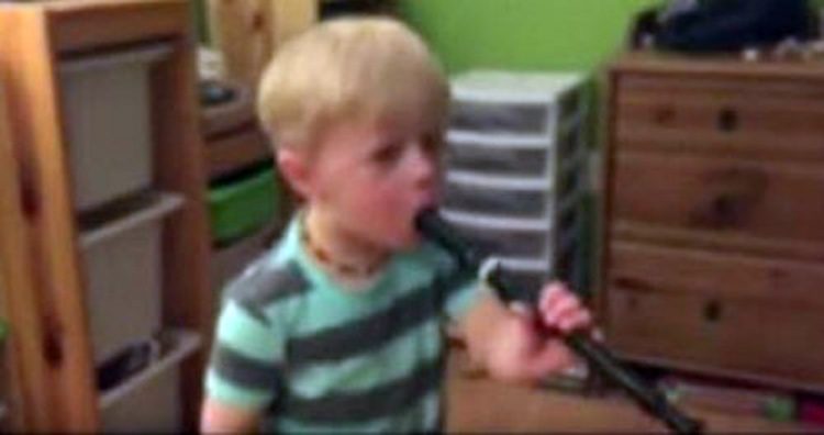 Niño sordo se alegra después de escuchar una flauta