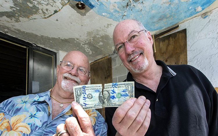 Un billete de un dólar partido los reunió nuevamente