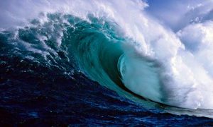 Científicos producen agua potable del mar salado