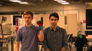 Inventan guantes que hablan la lengua de signos