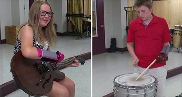 Nació sin una mano y ahora toca música con prótesis