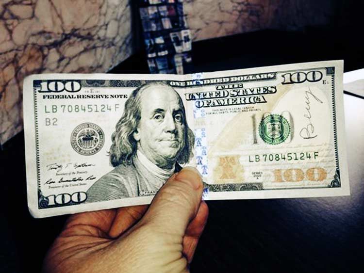 Billetes de 100 dólares ocultos en toda la ciudad