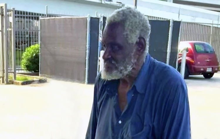 Policía le lava los pies a un hombre ciego