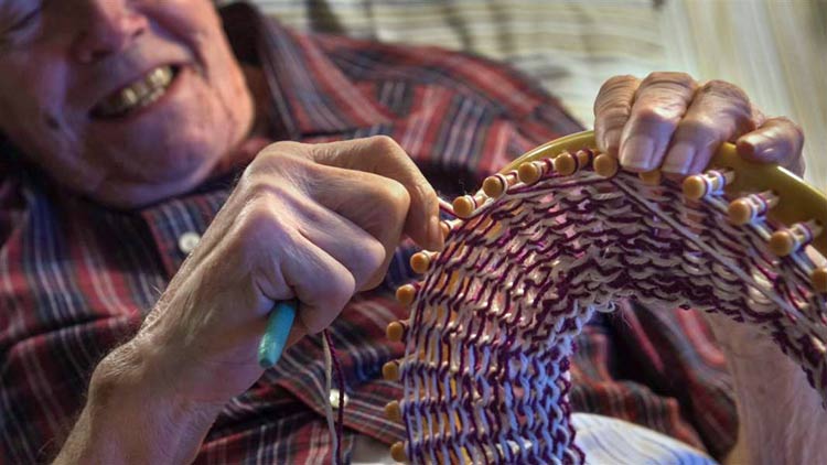 Con 91 años tejió 8.000 sombreros para los pobres