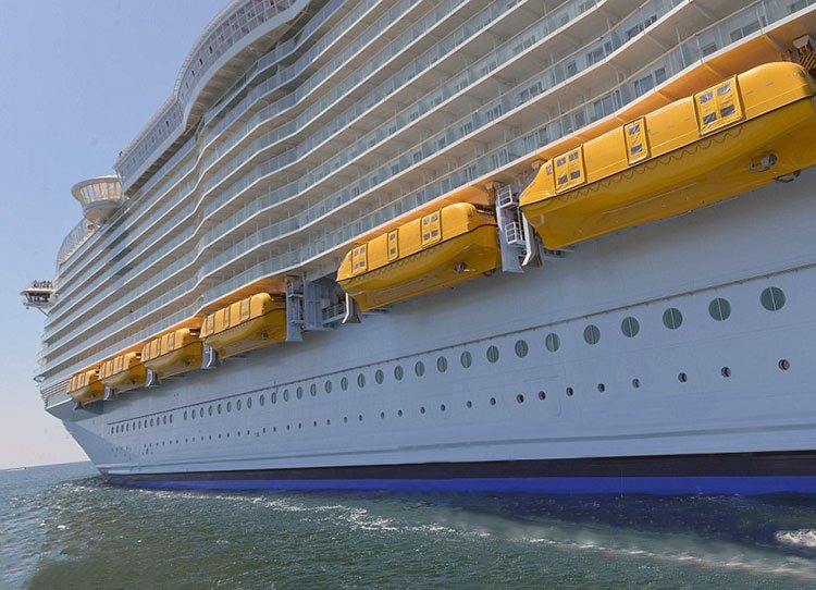 Millonario compra un crucero para los indigentes