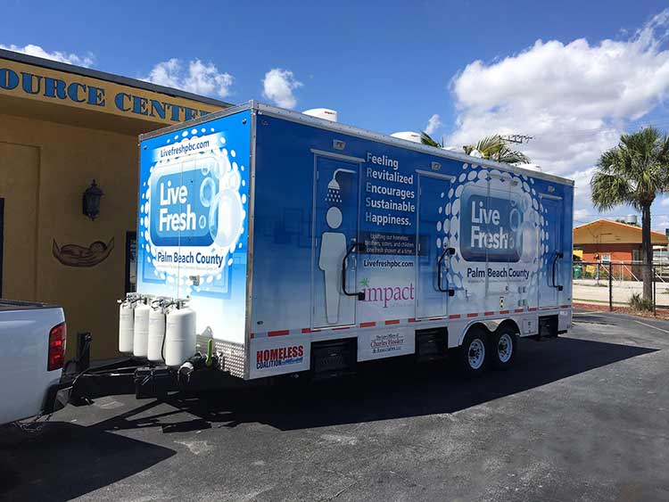 Convierten un remolque en duchas para indigentes