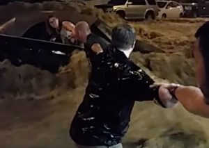 Increíble cadena humana salva a una mujer de morir