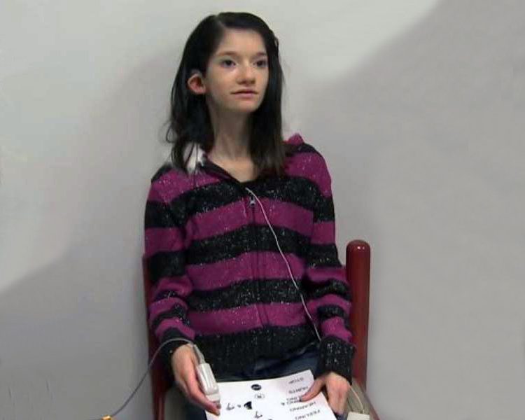 Escucha la voz de su padre por primera vez