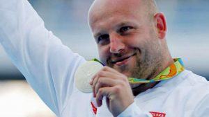 Qué ganador Olímpico subasta su trofeo para ayudar?