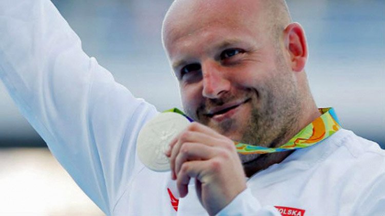 Qué ganador Olímpico subasta su trofeo para ayudar?