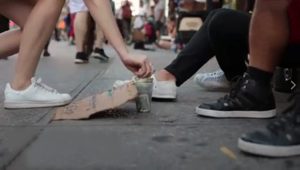 Músico toca con indigentes para que hagan + dinero