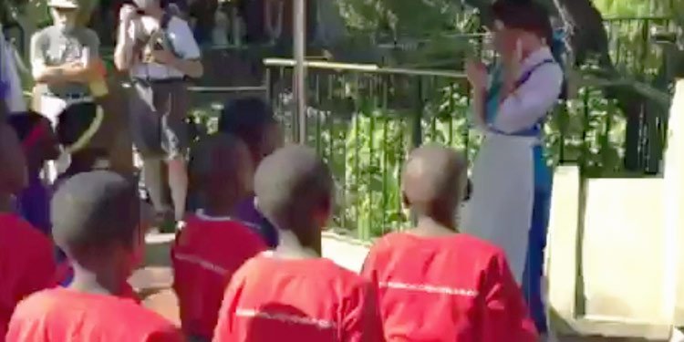 Coro de Niños emociona a una princesa de Disney