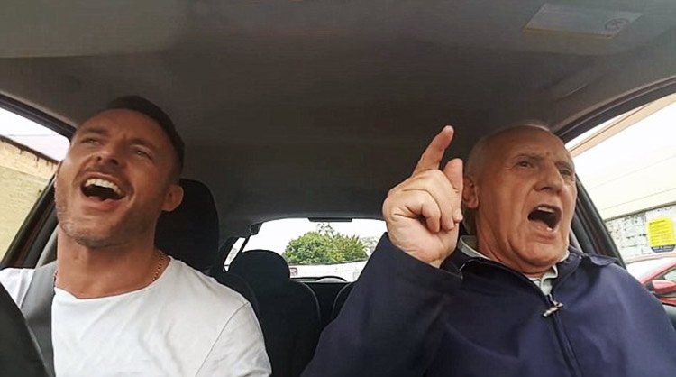 Recupera la memoria cuando canta con su hijo