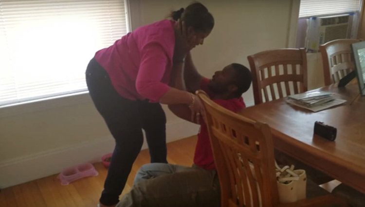 Un gigante se derrumba cuando ve su mamá