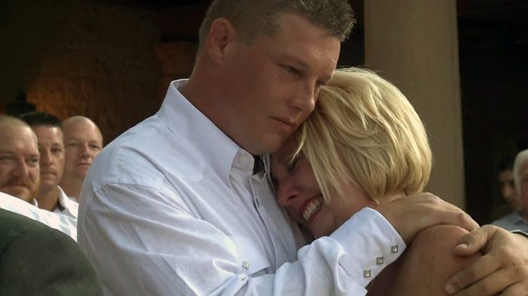 Amputado aprende como caminar