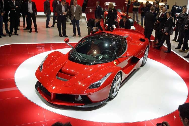 Última Laferrari para ayudar al desastre en Italia