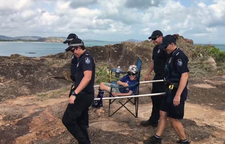 Policía realiza el sueño de un niño con parálisis