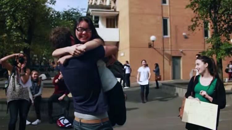 Aprender cómo dar un abrazo en la universidad