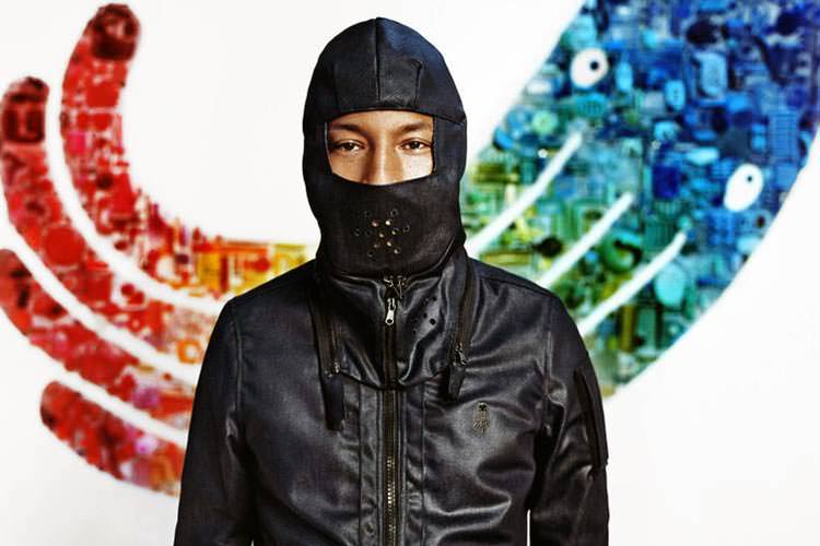 Atractivos blue jeans del reciclaje de basura