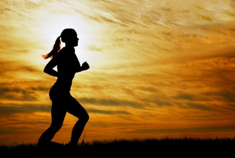 Qué comer y beber antes, durante y después de correr