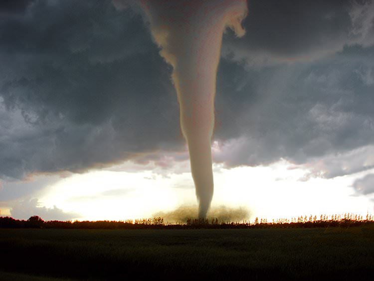 Una abuela vuela con su bañera en un Tornado