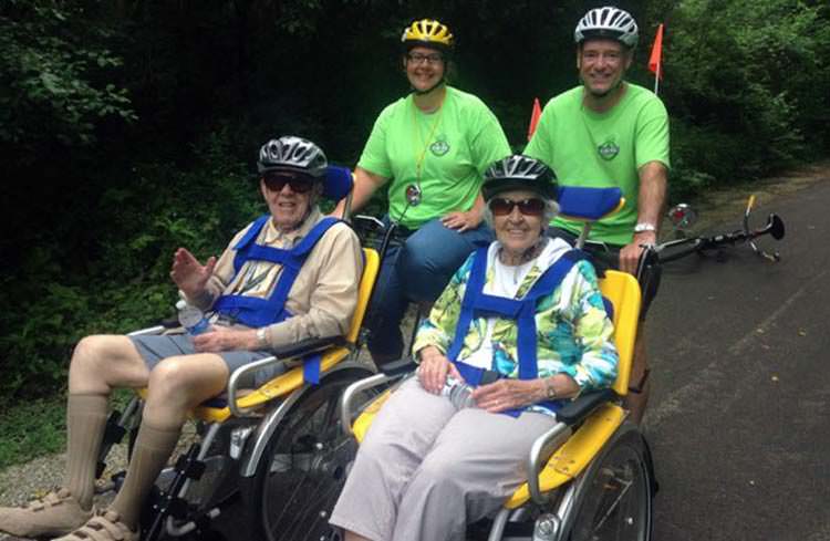 El programa paseo de bicicletas - sillas de rueda