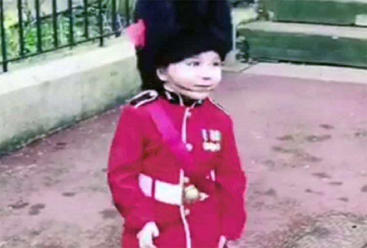Adorables Niños soldados en el castillo de Windsor