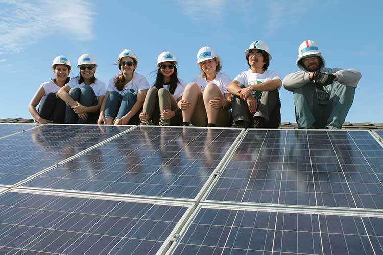 Estudiantes instalan paneles de Energía solar Gratis