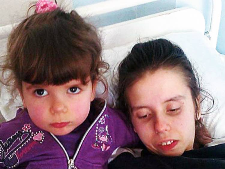 Joven madre despierta del coma después de 7 años