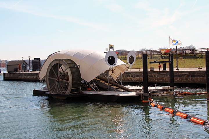 Rueda solar para la basura limpia puerto de Baltimore