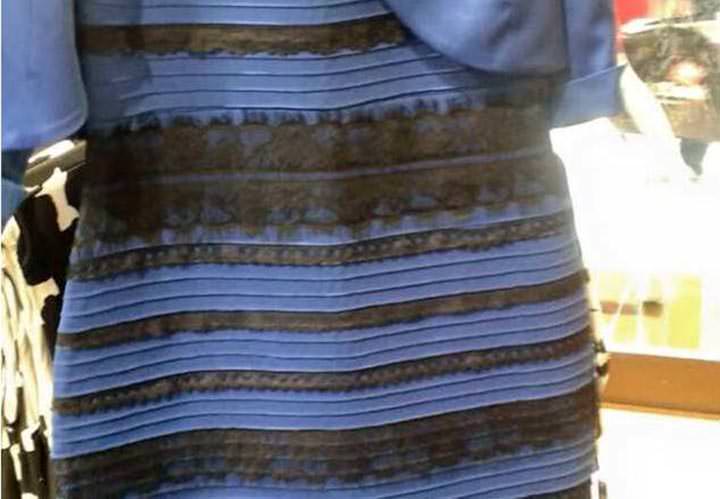 Qué color de vestido ve usted? ¿Azul o blanco?