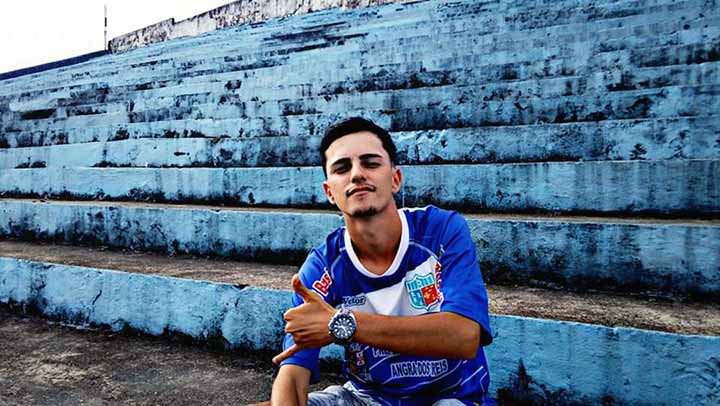 Fiel a su equipo a pesar de estar solo en la tribuna