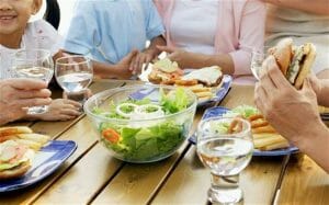 Beber mucha agua en la comida ¿es malo para la salud?