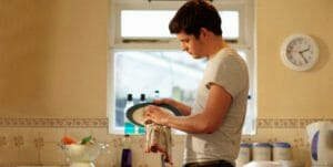 Hombres que limpian la casa son más felices